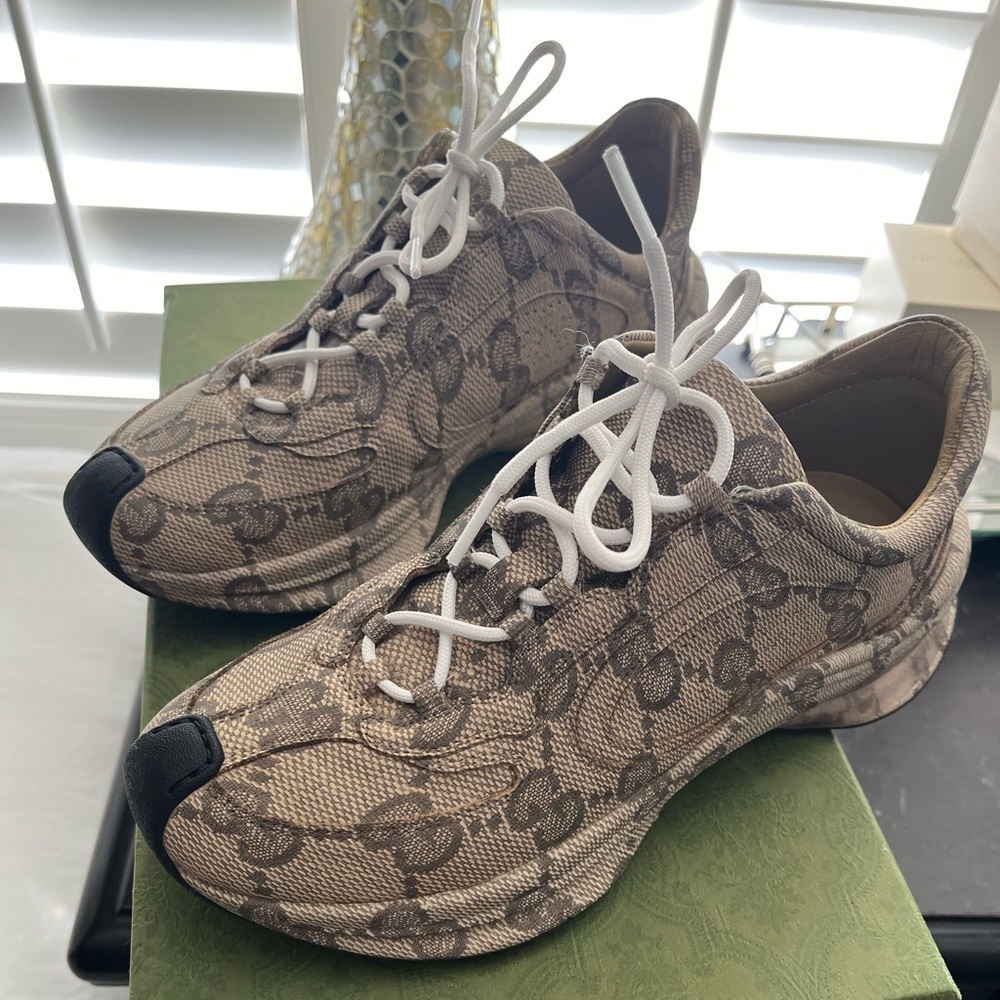Gucci womens 6 1/2 only worn once